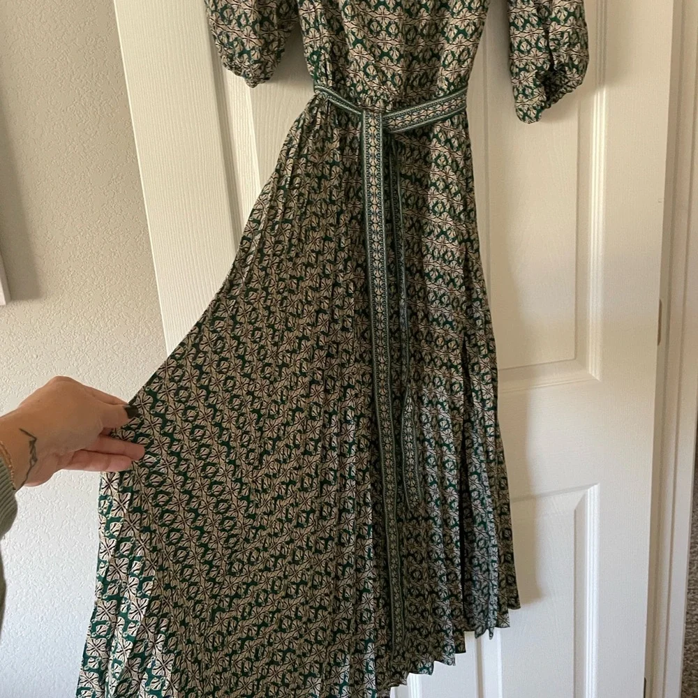 Max Studio Elbow Sleeve V-neck pleated dress - NWT - Picture 4 of 7